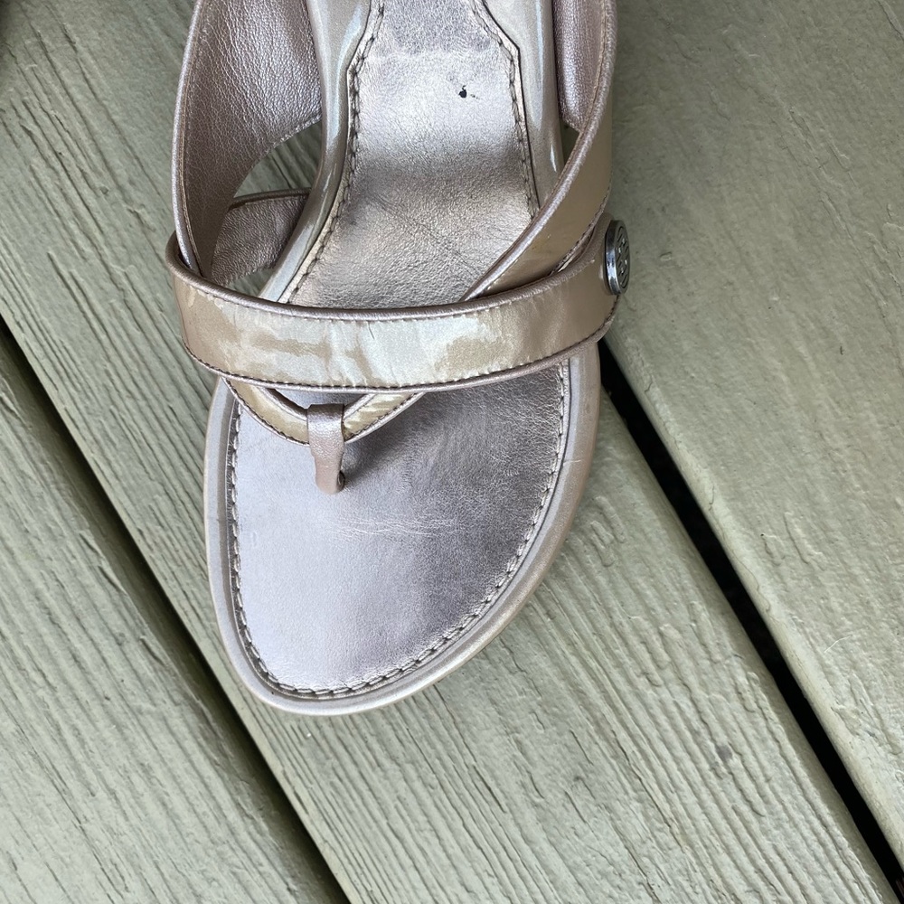 Cole Hann - Lovely cream color patent leather thong sandals with 2” heels, 9.5 - Picture 4 of 9